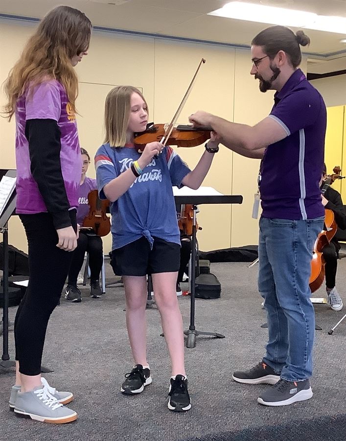  Student learning the violin
